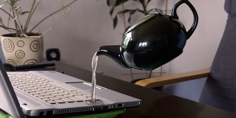 راه جلوگیری از ریختن چای روی لپ تاپ