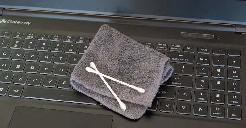 خشک کردن سریع لپ تاپ بعد از ریختن آب روی لپ تاپ